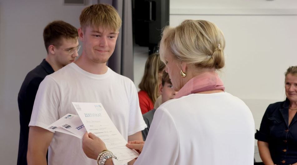 Die Schülerinnen und Schüler wurden für ihr Engagement ausgezeichnet. Die Schülerinnen und Schüler wurden für ihr Engagement ausgezeichnet.
