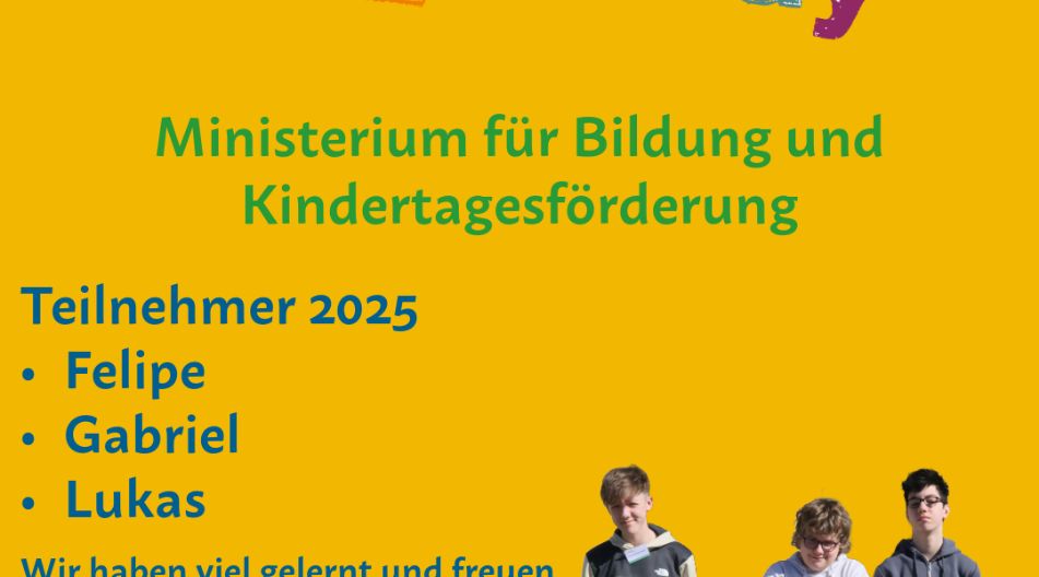Plakat zum Boys’Day 2025 mit gelbem Hintergrund. Oben steht der bunte Schriftzug „Wir machen mit! Jungen-Zukunftstag Boys’Day“. Darunter der Name des Ministeriums für Bildung und Kindertagesförderung. Aufgelistet sind die Teilnehmer Felipe, Gabriel und Lukas. Unten steht der Satz: „Wir haben viel gelernt und freuen uns, hier gewesen zu sein.“ Drei Jungen stehen vor einem Schild des Ministeriums.