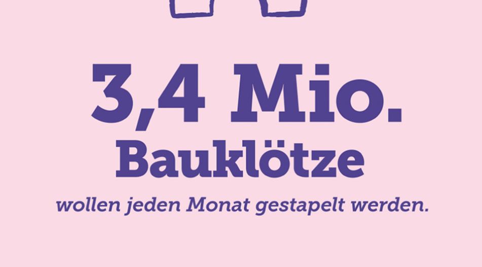 Werbeplakat mit rosa Hintergrund. Oben eine Zeichnung von Bauklötzen mit fröhlichen Gesichtern. Große, blaue Schrift: „3,4 Mio. Bauklötze wollen jeden Monat gestapelt werden.“ Unten Text: „Du bist großartig. Als Heilerziehungspflegerin oder Heilerziehungspfleger in MV.“ Website: „du-bist-kita.de“. QR-Code rechts unten. Werbeplakat mit rosa Hintergrund. Oben eine Zeichnung von Bauklötzen mit fröhlichen Gesichtern. Große, blaue Schrift: „3,4 Mio. Bauklötze wollen jeden Monat gestapelt werden.“ Unten Text: „Du bist großartig. Als Heilerziehungspflegerin oder Heilerziehungspfleger in MV.“ Website: „du-bist-kita.de“. QR-Code rechts unten.
