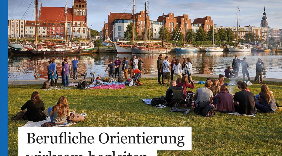 Mehrere Gruppen junger Menschen sitzen und stehen entspannt auf einer Wiese am Wasser mit Segelbooten im Hintergrund; Text im Bild: „Berufliche Orientierung wirksam begleiten“.