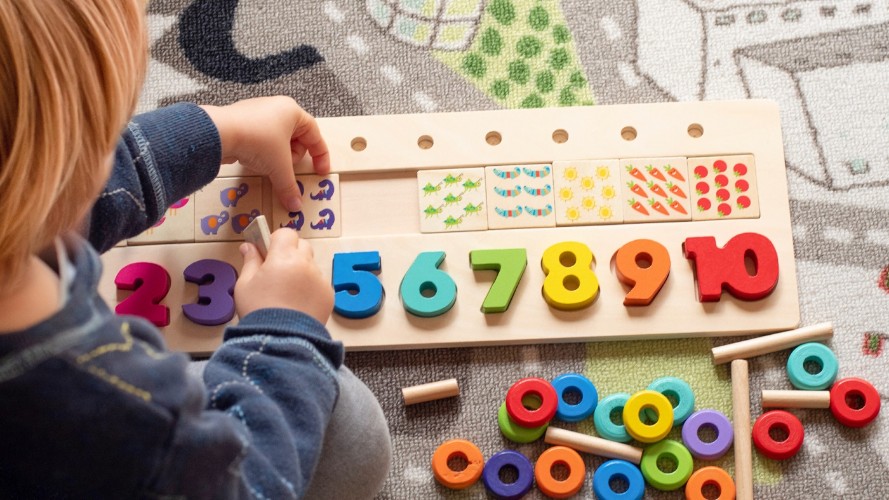 Was bedeuten die Zahlen Drei und Sieben? Kinder können schon früh ein Gefühl für Mengen entwickeln.