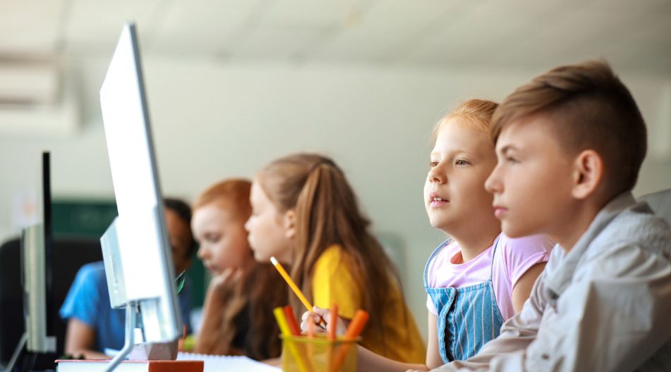 Mehrere Kinder schauen auf einen PC-Monitor und machen sich nebenbei Notizen zu einem Thema. Mehrere Kinder schauen auf einen PC-Monitor und machen sich nebenbei Notizen zu einem Thema.