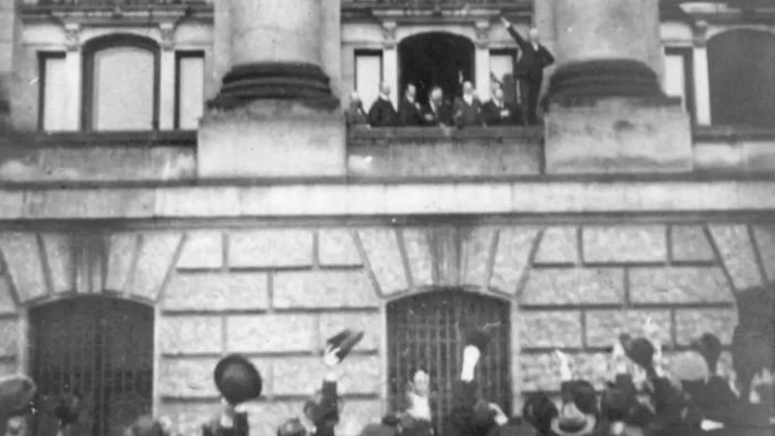 Philipp Scheidemann ruft am 9. November 1918 vom Reichstagsgebäude die Republik aus. Philipp Scheidemann ruft am 9. November 1918 vom Reichstagsgebäude die Republik aus.